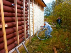 isolasjon av veggene i huset med polyuretanskum