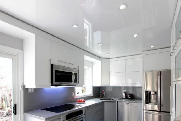 8 consigli per scegliere un soffitto teso: materiale e colore