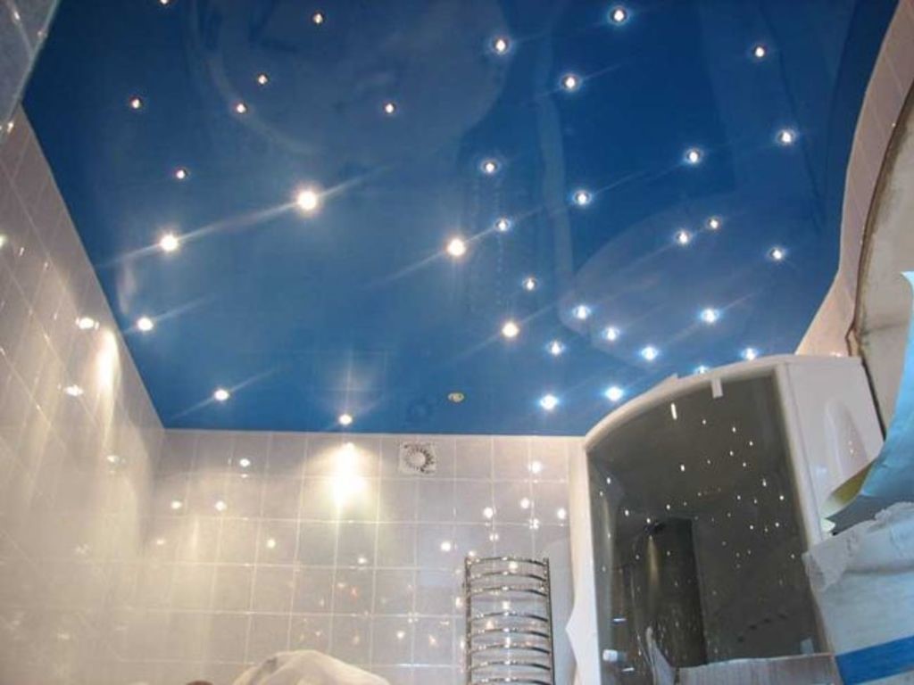 10 materiali per decorare il soffitto del bagno