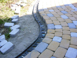 cordolo in plastica per percorsi da giardino