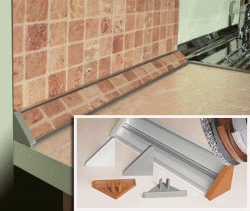 installazione di battiscopa in cucina