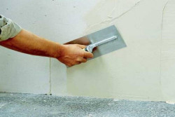livellando le pareti con stucco 2