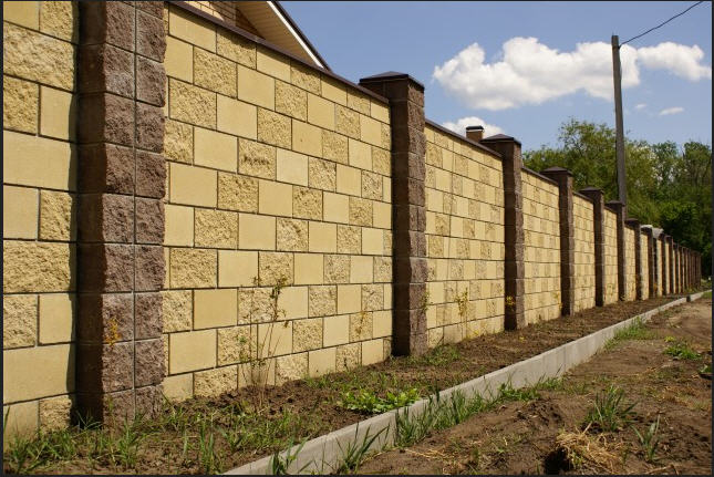 8 tips for valg og installasjon av dekorative betongblokker for gjerdet